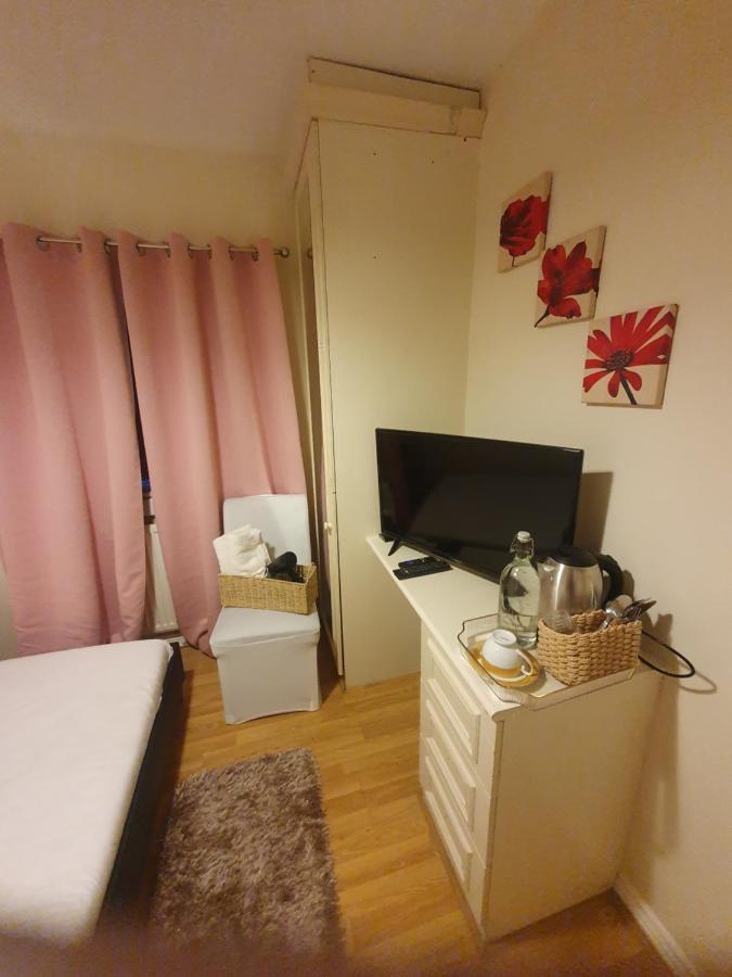 Double Size And Single Room In Barking Barking  Eksteriør bilde