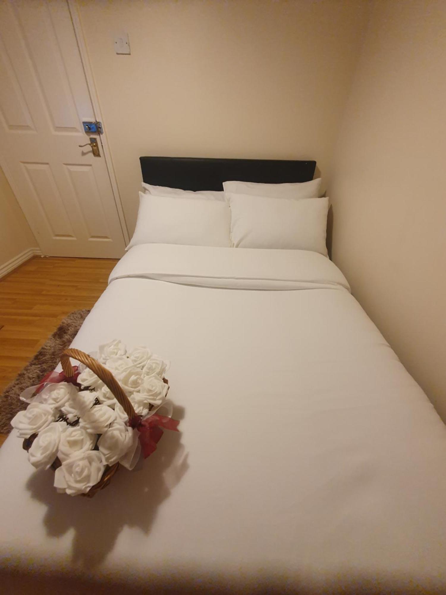 Double Size And Single Room In Barking Barking  Eksteriør bilde